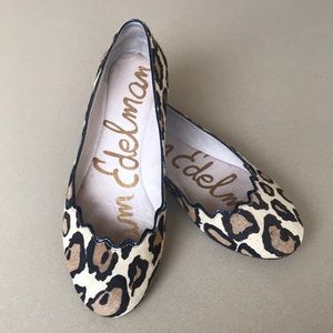 Scalloped edge leopard print calf fur ballet flats